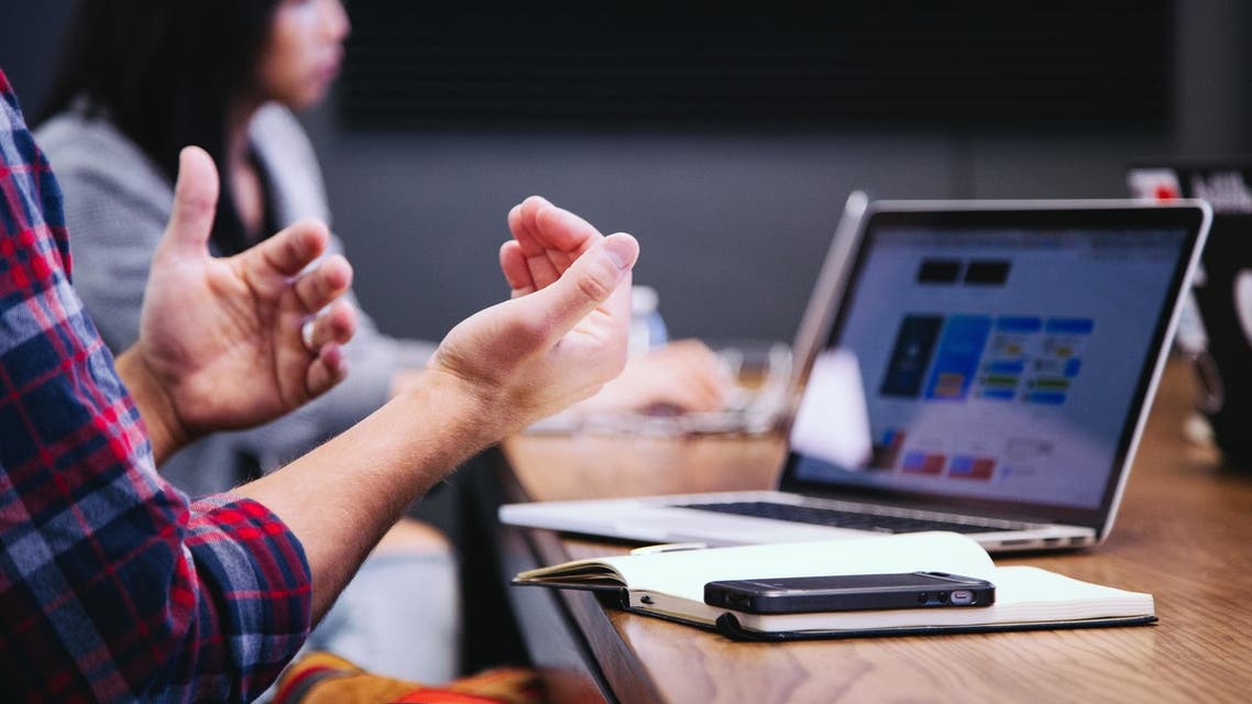 People having a discussion in a meeting room. (Unsplash, @Headway)