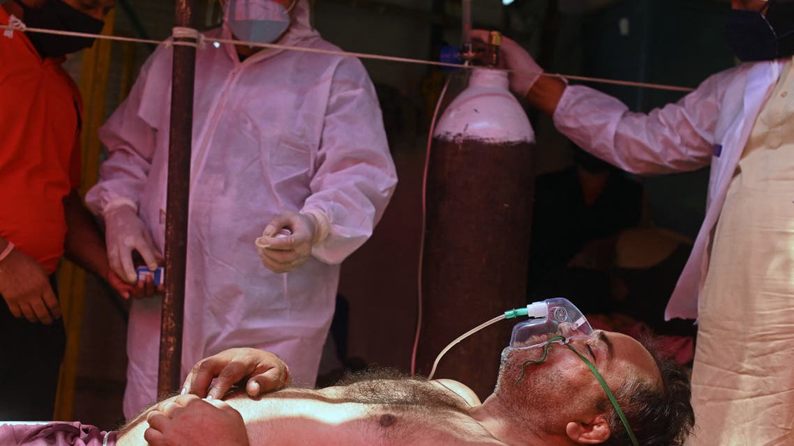 AFP Photo DOCUMENT REFERENCE000_98R7AT SLUGTOPSHOTS - INDIA - HEALTH - VIRUS - OXYGEN CREATION DATE4/26/2021 CITY/COUNTRYGHAZIABAD, INDIA CREDITSAJJAD HUSSAIN / AFP FILE SIZE/PIXELS/DPI63.77 Mb / 5782 x 3855 / 300 dpi INDIA-HEALTH-VIRUS-OXYGEN A patient breathes with the help of oxygen provided by a Gurdwara, a place of worship for Sikhs, under a tent installed along the roadside amid Covid-19 coronavirus pandemic in Ghaziabad on April 26, 2021. (File photo: AFP)