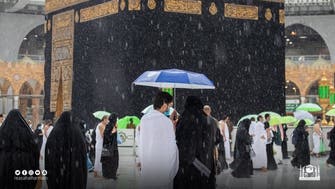 بالصور.. أمطار غزيرة تستقبل المعتمرين في المسجد الحرام
