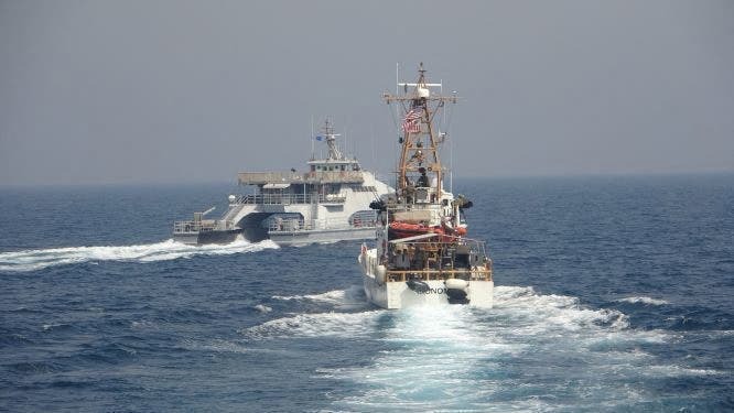 صورة نشرها الجيش الأميركي تظهر تحرش زورق للحرش الثوري الإيراني بسفينة أميركية