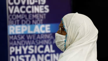 An elderly resident sits in a waiting area after receiving a dose of the coronavirus disease (COVID-19) vaccine, at a vaccination center in Karachi, Pakistan April 1, 2021. (File photo: Reuters)
