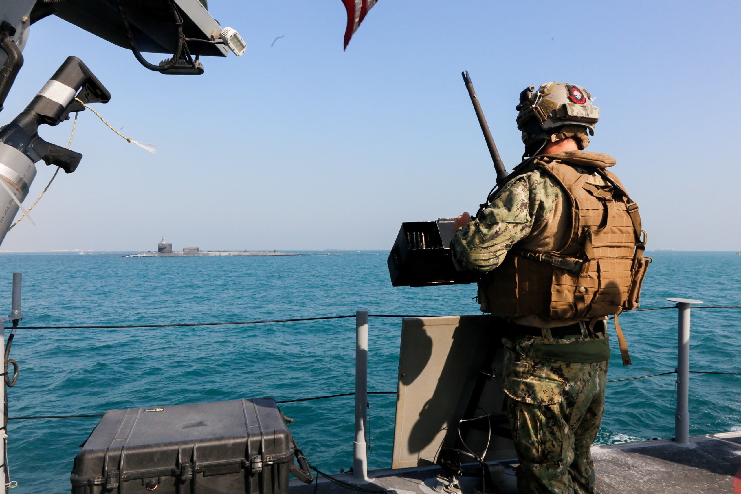 جندي على سيفنة حربية أميركية في الخليج (أرشيفية)