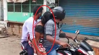 فيديو مأساوي من الهند.. نقل جثة أمه جالسة على دراجة