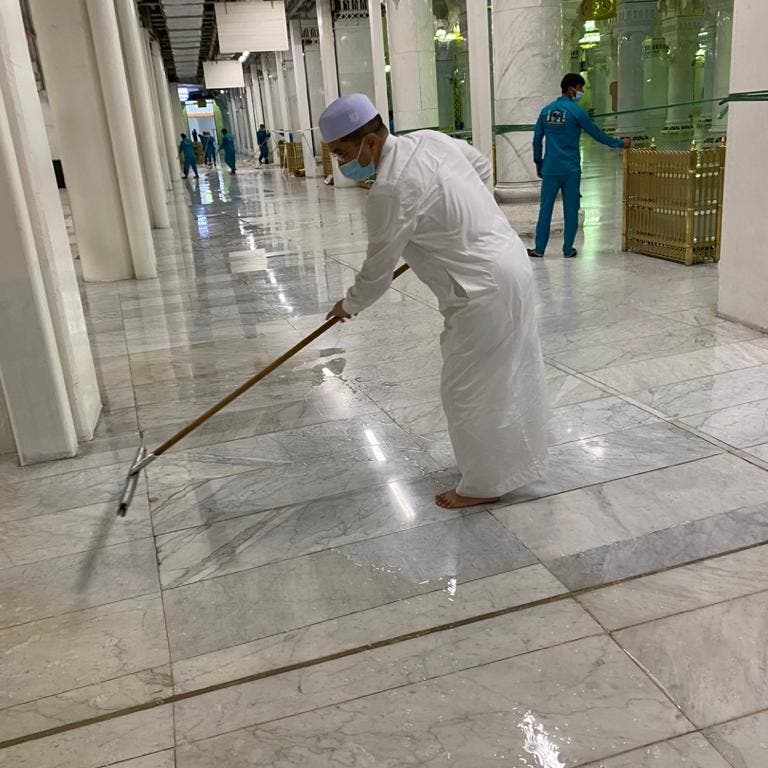 صورة وزير ينظف الحرم المكي تخطف الأضواء