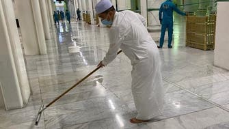 صورة وزير ينظف الحرم المكي تخطف الأضواء