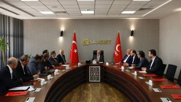 قيادات الإخوان في تركيا خلال لقائهم مع رئيس حزب السعادة