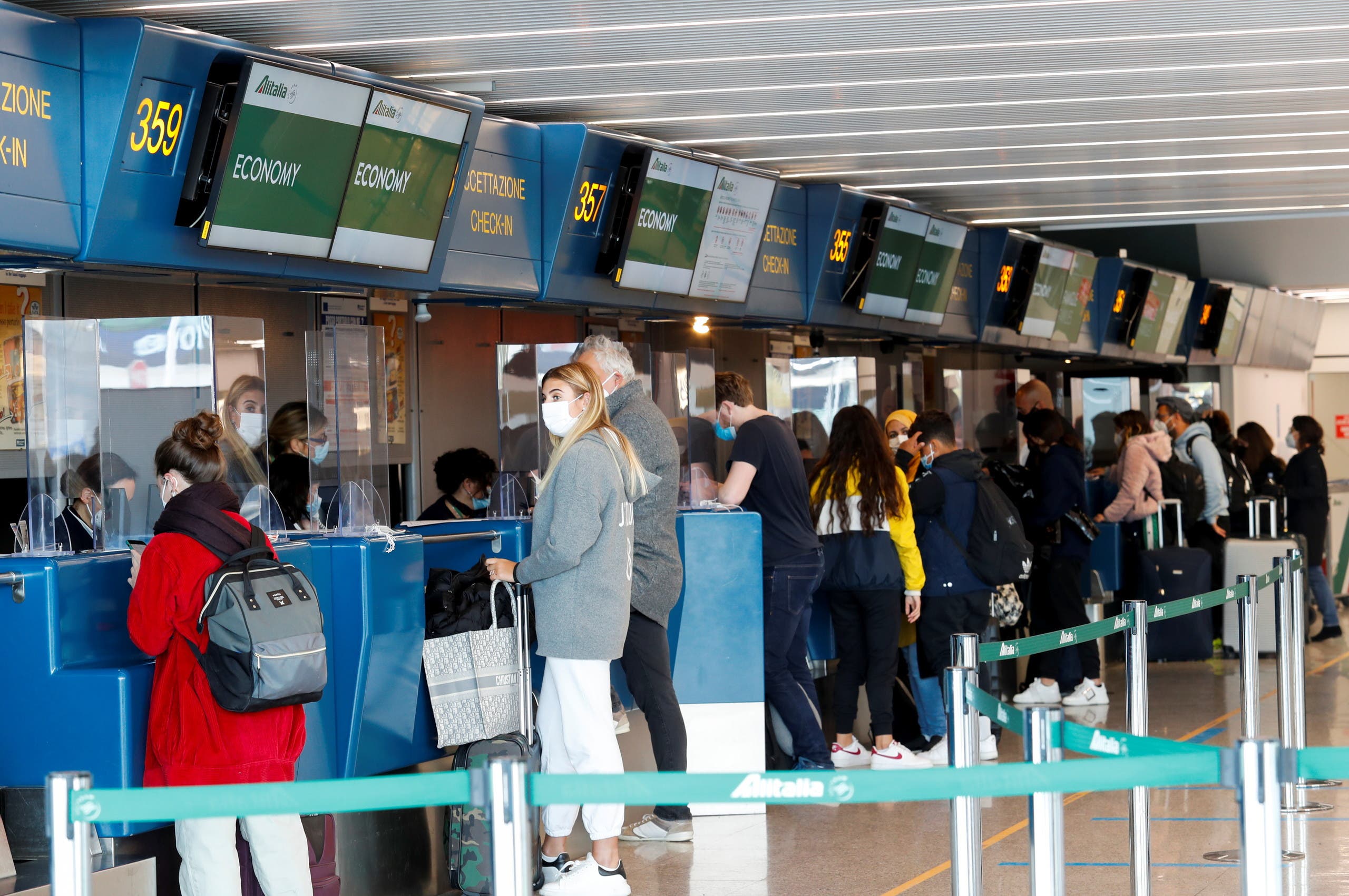 رغم الوباء بعض مطارات أوروبا تشهد حركة متوسطة للمسافرين
