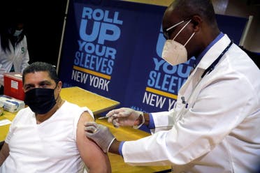 شاب يتلقى جرعة من لقاح كورونا في مركز تطعيم في نيويورك