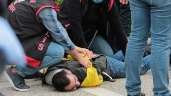 لقطة تشعل زوبعة في تركيا.. شرطي يضغط على رقبة متظاهر