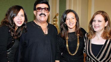 دنيا سمير غان تتوسط والديها دلال عبدالعزيز وسمير غانم وشقيقتها إيمي