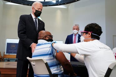 الرئيس الأميركي في زيارة لأحد مراكز التطعيم (رويترز)