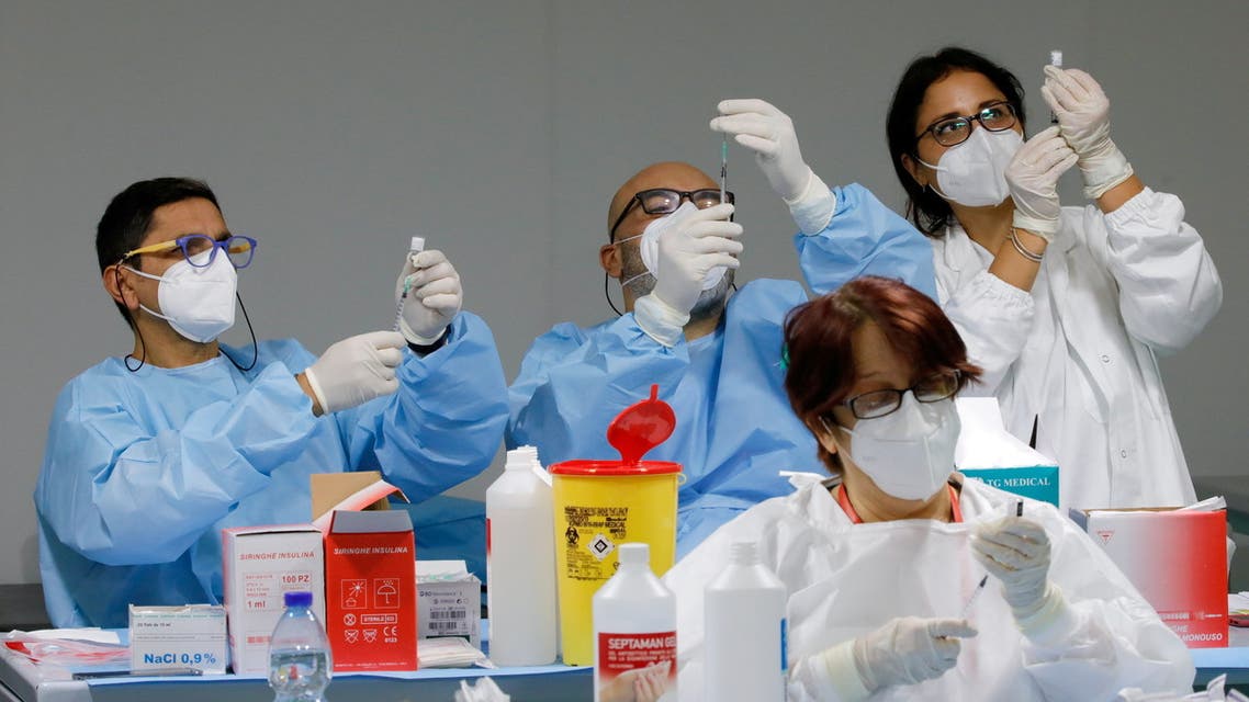 Health workers prepare doses of the Pfizer-BioNTech COVID-19 vaccine at an inoculation centre in Naples, Italy, January 8, 2021. (File Photo: Reuters)