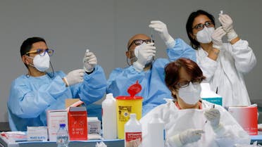 Health workers prepare doses of the Pfizer-BioNTech COVID-19 vaccine at an inoculation centre in Naples, Italy, January 8, 2021. (File Photo: Reuters)
