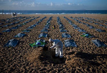 أكياس للجثث على شاطئ كوباكابانا في دي ريو جانيرو، خلال احتجاج على تعامل الحكومة البرازيلية مع جائحة فيروس كورونا 