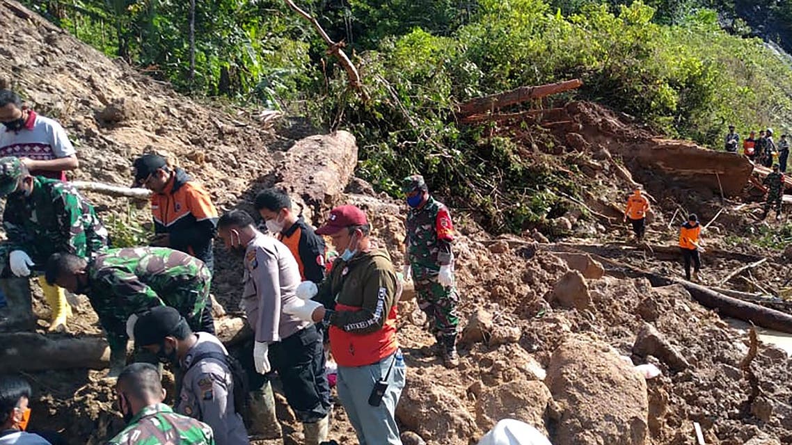 This handout photo taken on April 30, 2021 and released by the Indonesian National Board for Disaster Management (BNPB) shows rescuers searching for survivors after a rain-sparked landslide killed at least three people near a Chinese-backed power plant in Batang Toru in South Tapanuli, North Sumatra. (File photo: AFP)