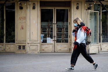 امرأة تضع كمامة للوقاية من كورونا في باريس الخميس