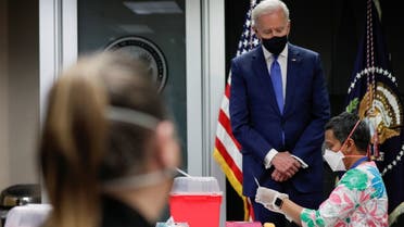 الرئيس الأميركي في زيارة لأحد مراكز التطعيم (رويترز)