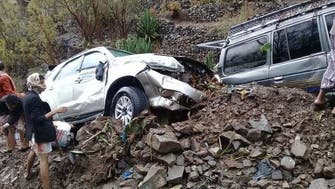 صور لا تصدق من اليمن.. سيول تقلب وتجرف السيارات