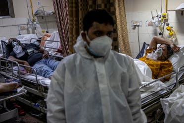 People suffering from the coronavirus disease (COVID-19) are treated inside an overcrowded casualty ward at a hospital in New Delhi, India, May 1, 2021. (File photo: Reutesr)