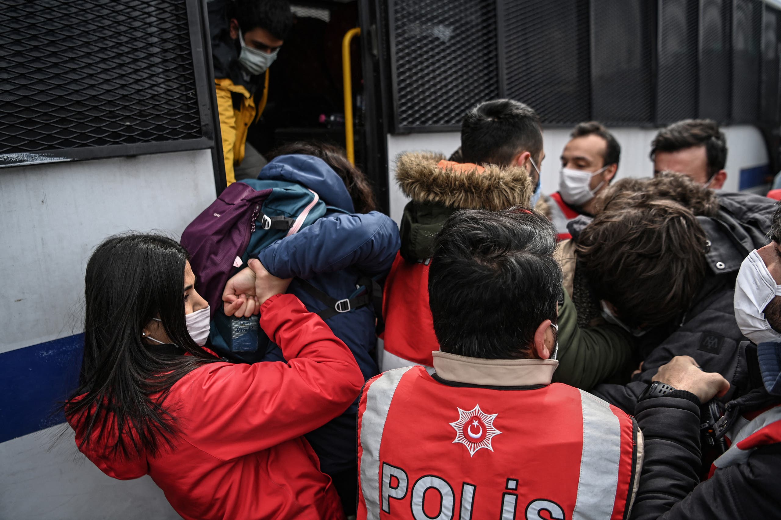 الأمن التركي يعتقل متظاهرين في إسطنبول في مارس الماضي خلال تظاهرة ضد تعيين عميد جامعة مقرب من أردوغان
