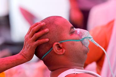 أحد المصابين بكورونا في الهند (رويترز)
