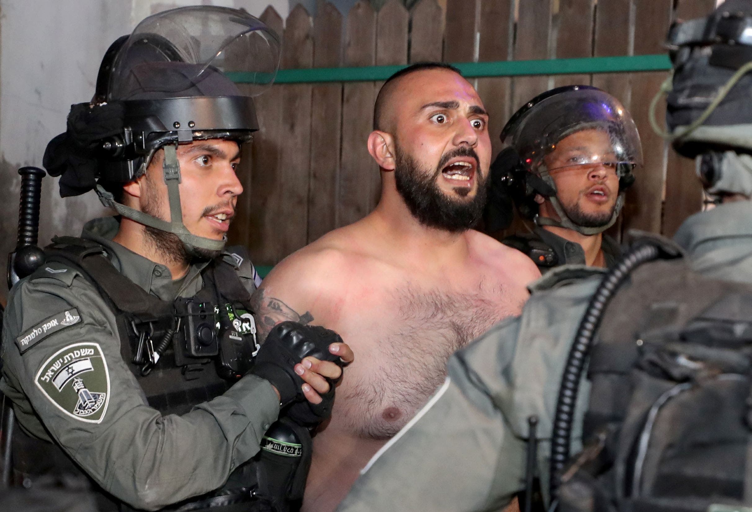 من اشتباكات بين الشرطة الإسرائيلية وفلسطينيين في حي الشيخ جراح