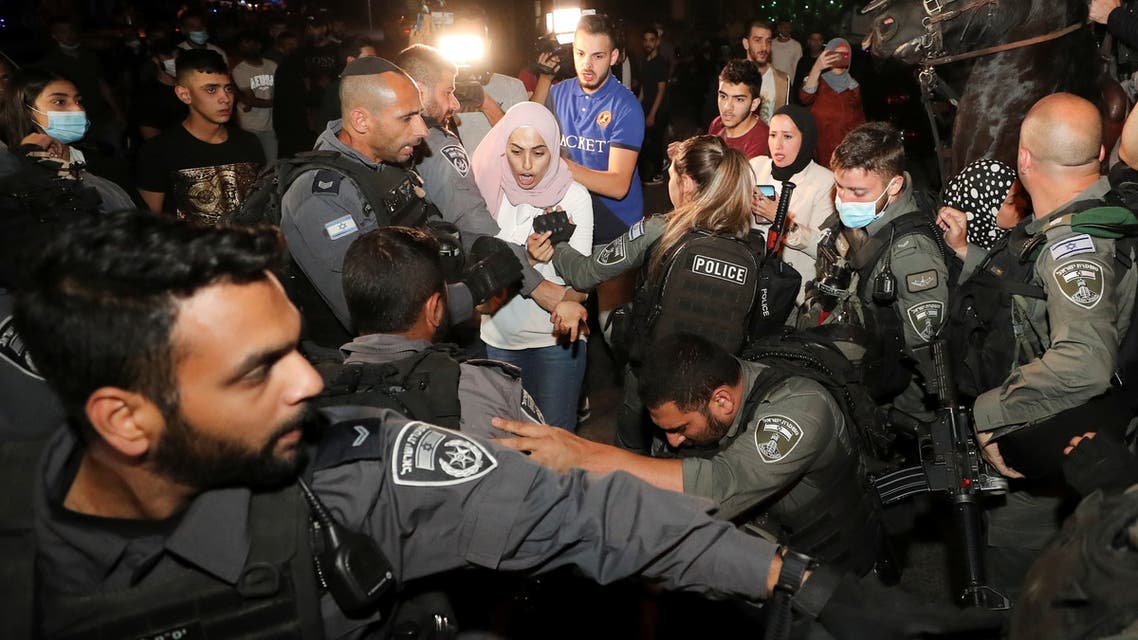 اشتباكات بين الشرطة الإسرائيلية وفلسطينيين في حي الشيخ جرا