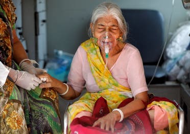 سيدة مصابة بكورونا تتلقى الأكسجين في أحمد آباد في الهند