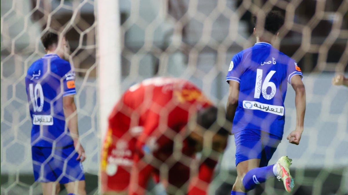الهلال يضرب الشباب بخماسية وينفرد بالصدارة