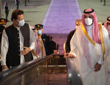 Pakistani PM Imran Khan (L) is welcomed to Saudi Arabia by Crown Prince Mohammed bin Salman at King Abdulaziz International Airport, May 7, 2021. (SPA)
