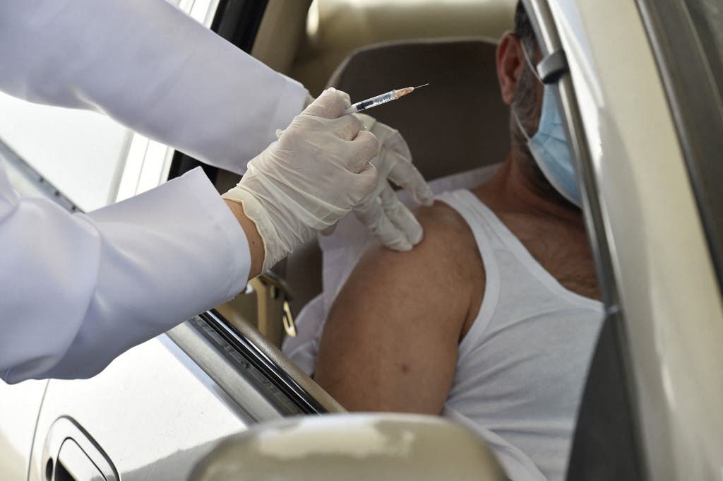 من أحد مراكز اعطاء لقاح كورونا في الرياض - فرانس برس