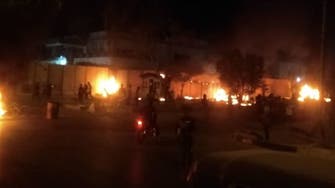 كربلاء غاضبة.. متظاهرون يضرمون النار بقنصلية إيران