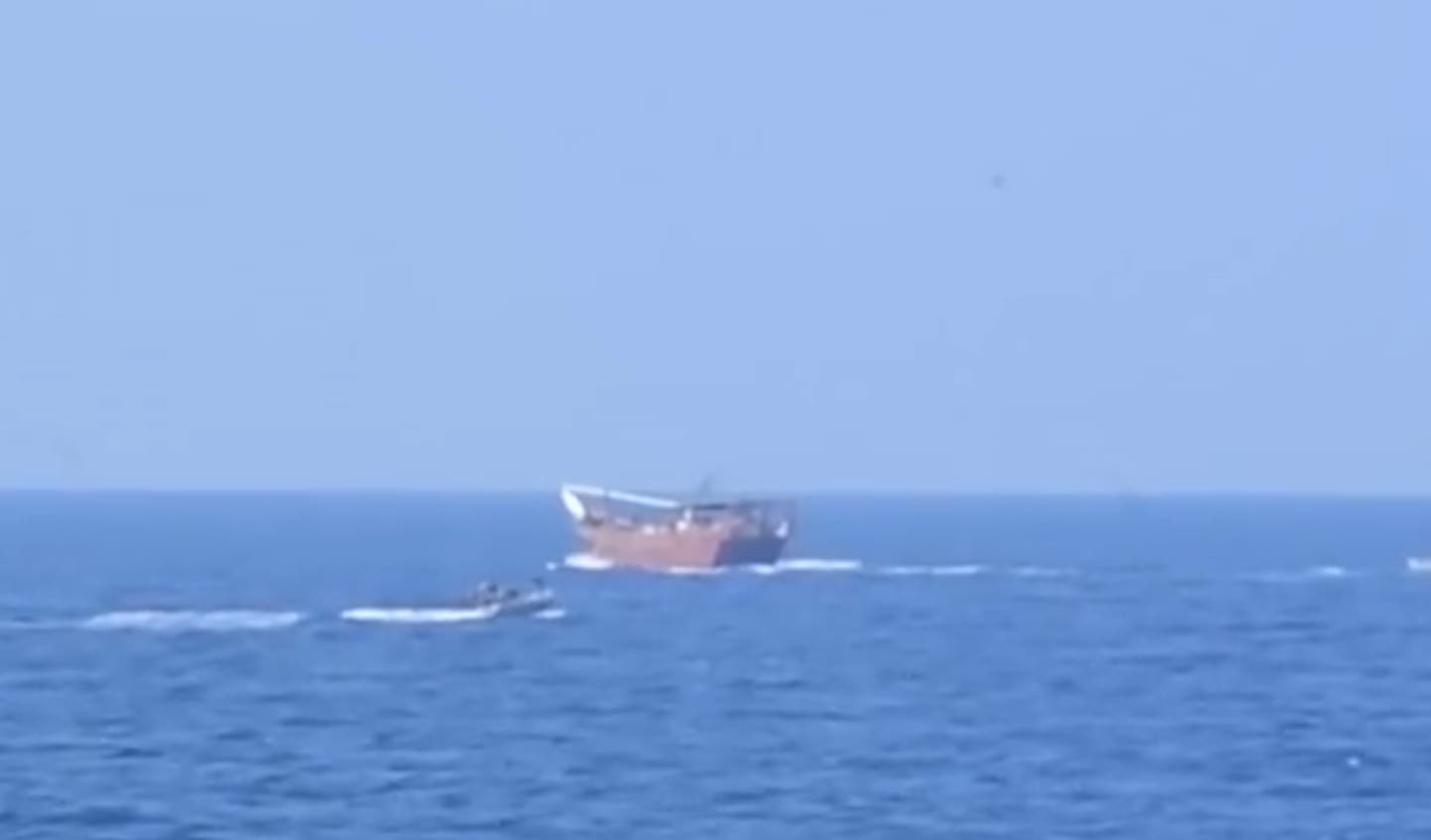 قارب أسلحة مهربة في بحر العرب