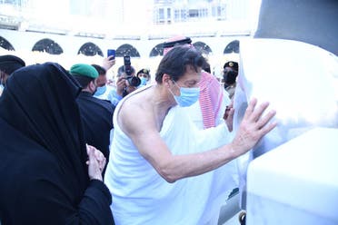 عمران خان حجر اسود کو بوسہ دے رہے ہیں