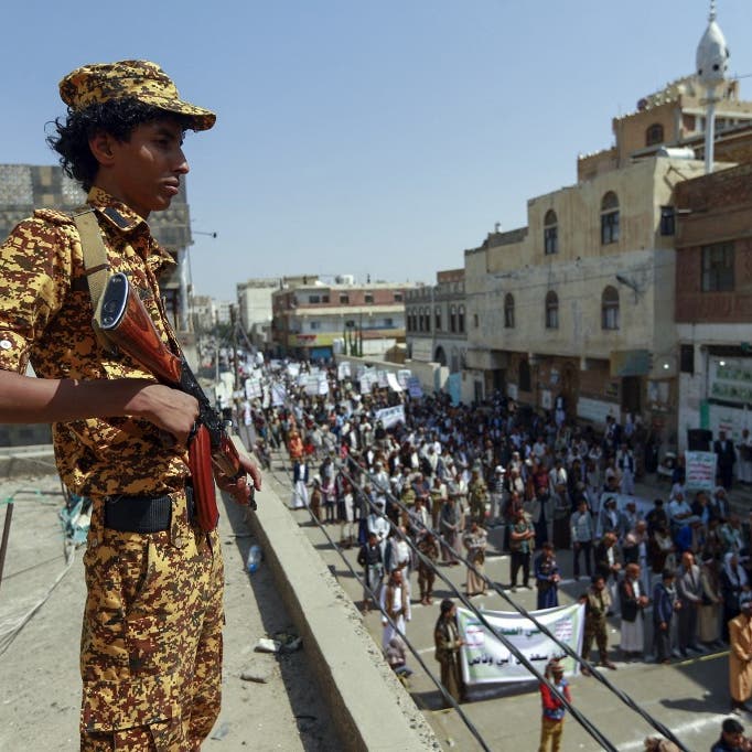 رداً على شحنة الأسلحة.. سيناتور لبايدن: عاقب الحوثيين