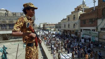 رداً على شحنة الأسلحة.. سيناتور لبايدن: عاقب الحوثيين