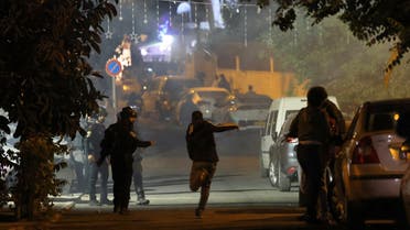 متظاهرون فلسطينيون يشتبكون مع الشرطة الإسرائيلية في الشيخ جراح بالقدس الشرقية يوم 7 مايو (فرانس برس)