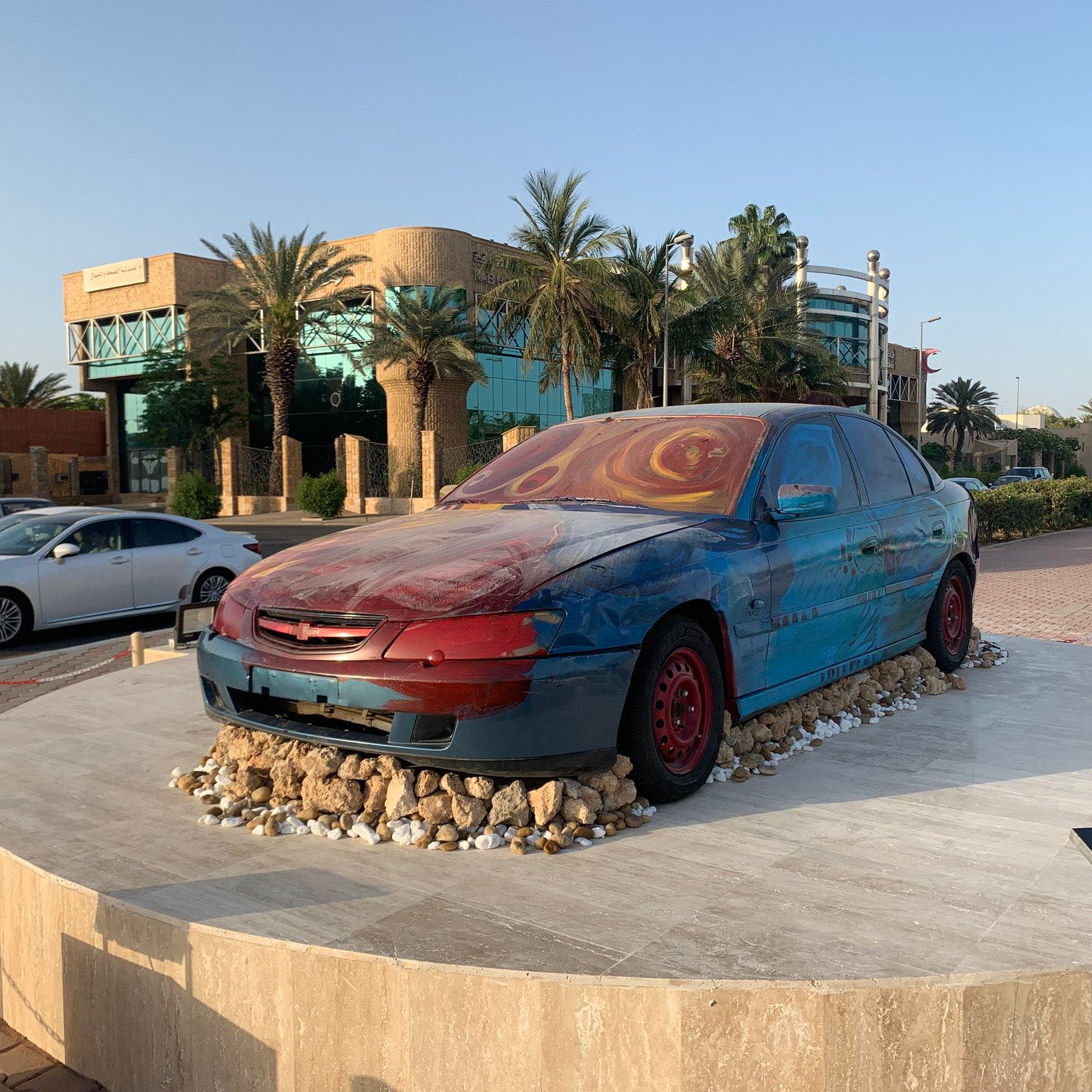 مجسمات السيارات التالفة تثير ضجة في جدة.. "شغل تشليح"