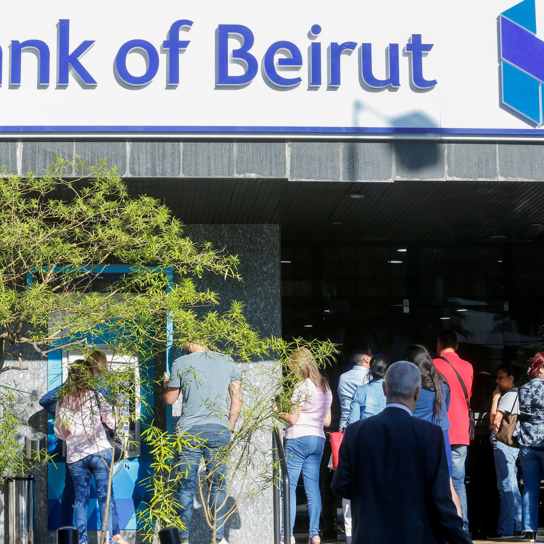 رئيس لبنان يتدخل.. استمرار السحب من البنوك بـ 3900 ليرة للدولار 