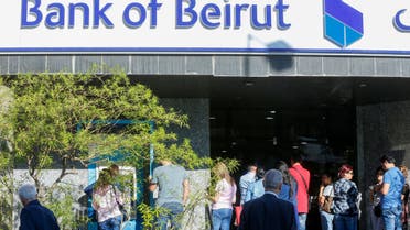 اكتظاظ في فرع لأحد البنوك في لبنان