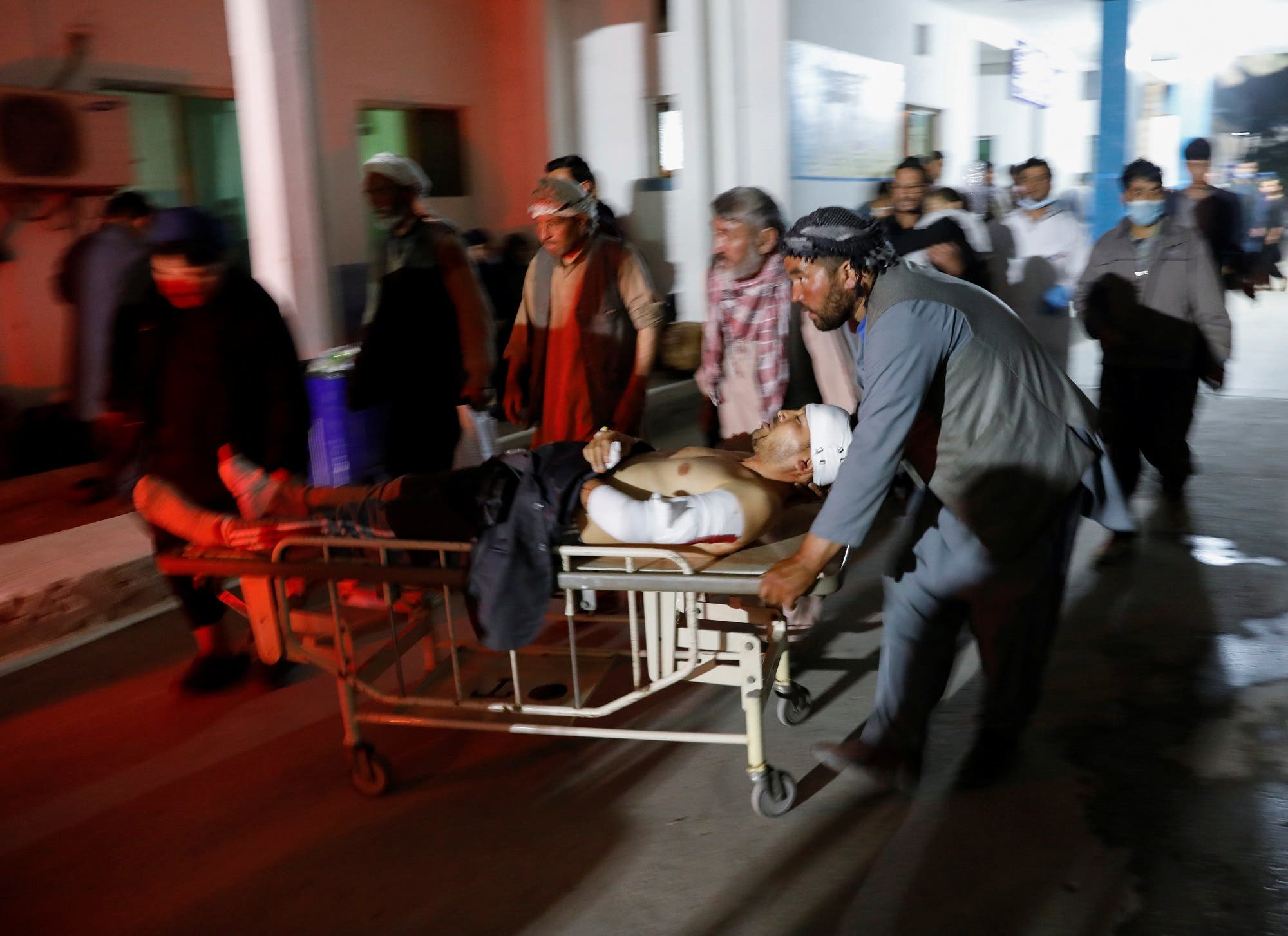 شخص مصاب بتفجير كابل يوم 8 مايو (رويترز)