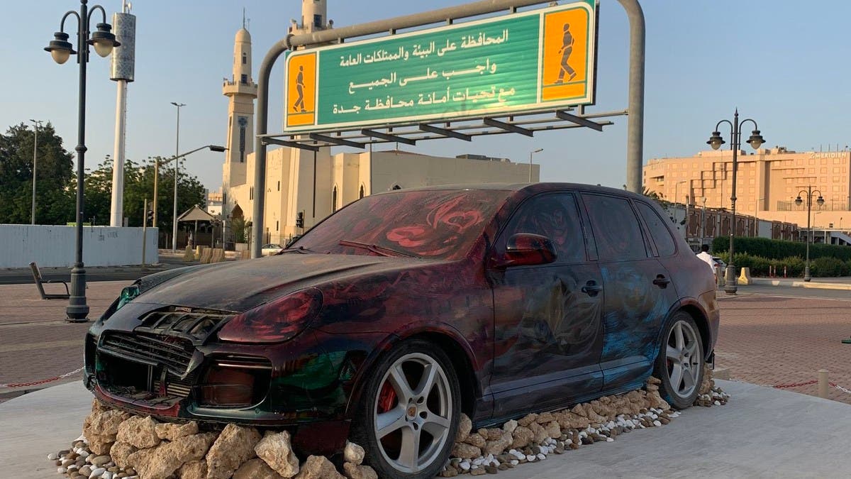 أمير مكة يوجه بإزالة مجسمات السيارات التالفة في جدة