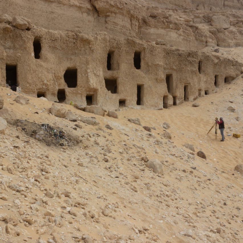 بالصور.. اكتشاف 250 مقبرة بجبانة الحامدية بسوهاج