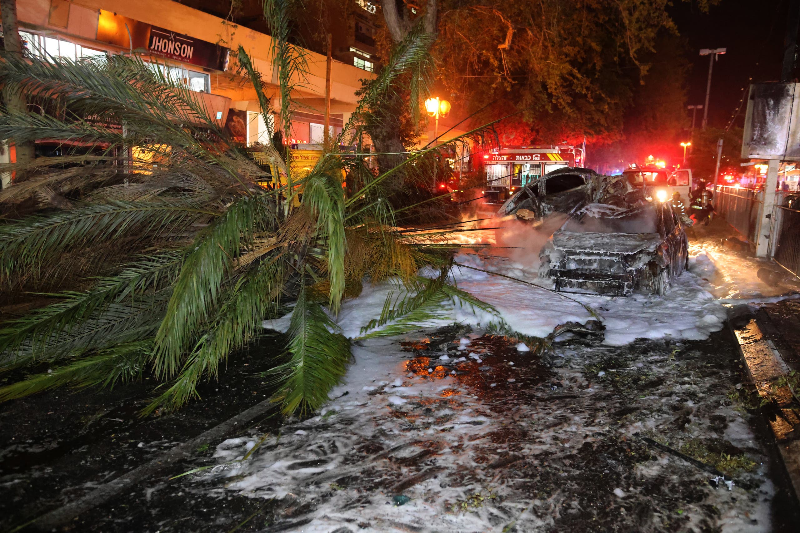 سيارات محترقة قرب تل أبيب من صواريخ حماس
