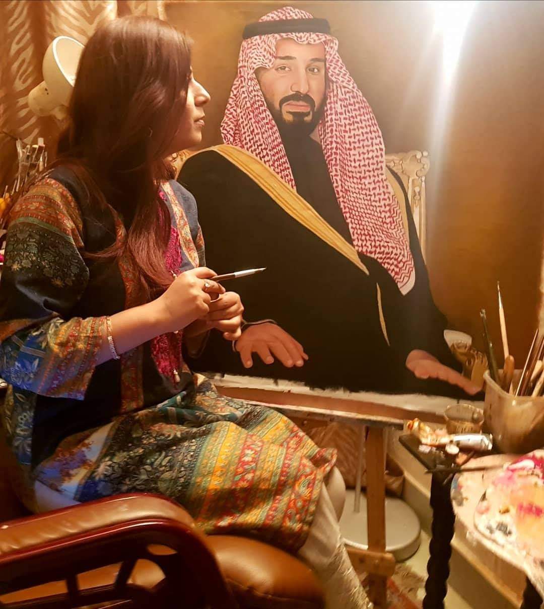 التشكيلية الباكستانية رابية زاكر ترسم ولي العهد