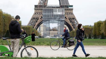 People pass by the Eiffel Tower before the national lockdown introduced as part of the new COVID-19 measures to fight a second wave of the coronavirus disease, in Paris, France, October 29, 2020. (File photo: Reuters)