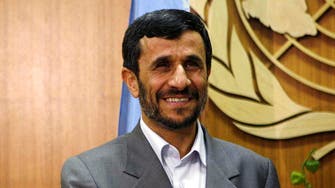 اشتباك بالأيدي بين مرافقيه وأعضاء اللجنة.. أحمدي نجاد يترشح لانتخابات الرئاسة