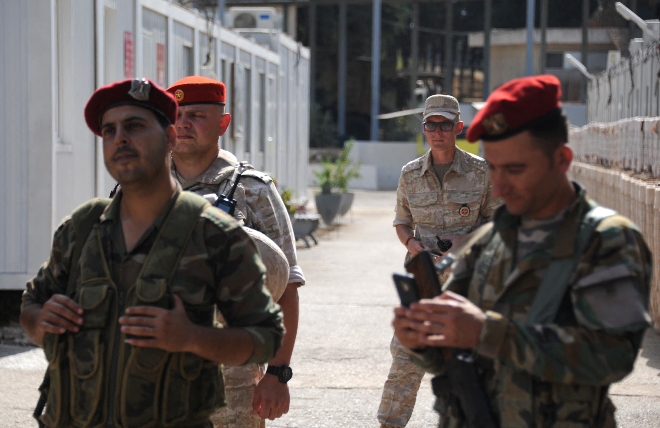 جنود من النظام والجيش الروسي في طرطوس (فرانس برس)