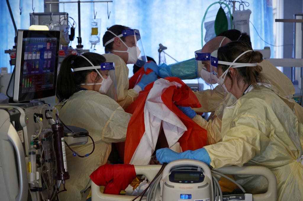 علاج أحد مصابي كورونا في مستشفى بريطاني - فرانس برس