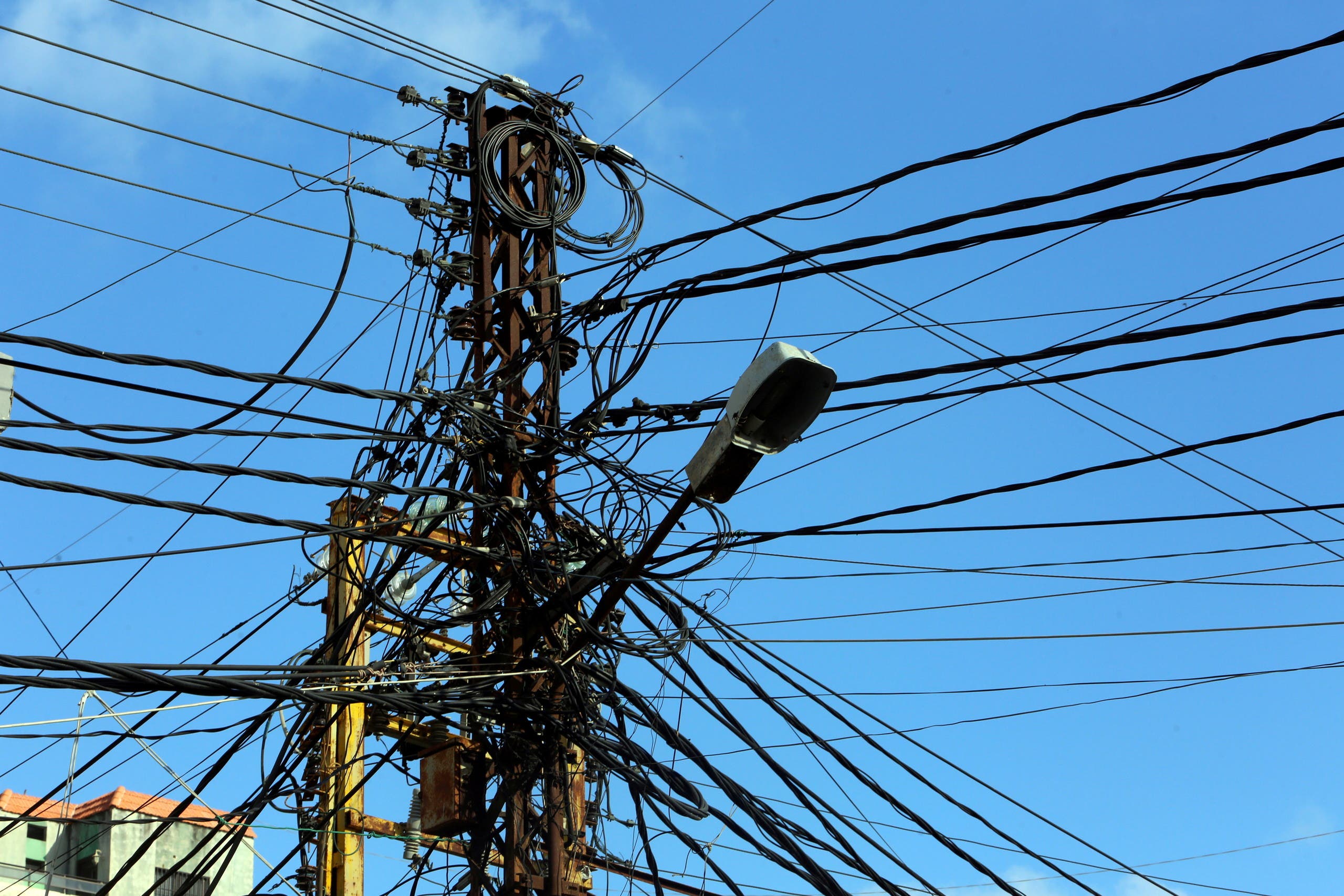 أزمة الكهرباء في لبنان (رويترز)